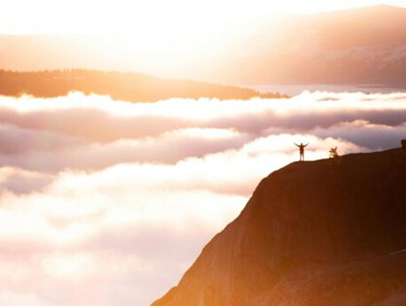 Juichende mensen op berg